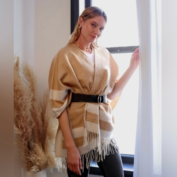 Walter Baker Reversible Tan and Cream Fringe Poncho NIP - Picture 2 of 5